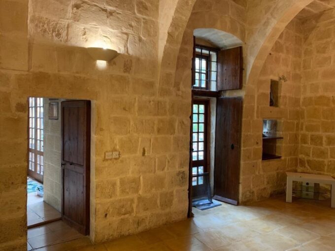 23011 | B Kara | House of character